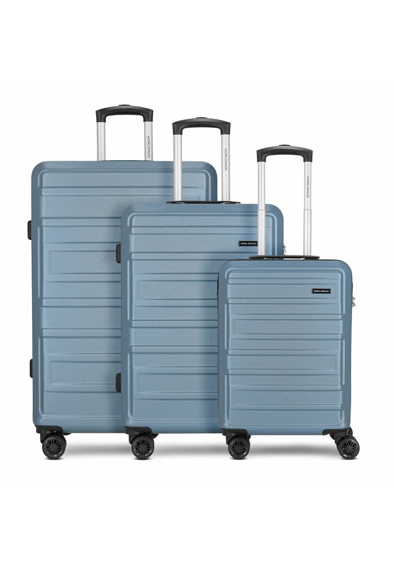 Tre valigie impilabili in plastica azzurro chiaro, con superfici testurizzate, dettagli neri, manici in alluminio estensibili e quattro ruote nere ciascuna.