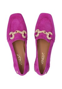 Fuchsia suede ballerina's met een vierkante neus, gouden kettingdetail over de wreef en een lichtbruine binnenzool. Voorzien van zijopeningen en een platte zool.