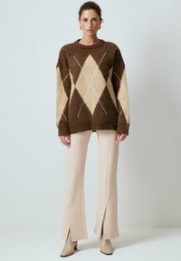 Touché Privé DROP SHOULDER DIAMOND PATTERNED  - Trui - brown