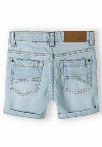Shorts de mezclilla azul claro con dobladillo enrollado, que presentan dos bolsillos traseros con costuras curvas y una etiqueta de cuero marrón en la cinturilla.