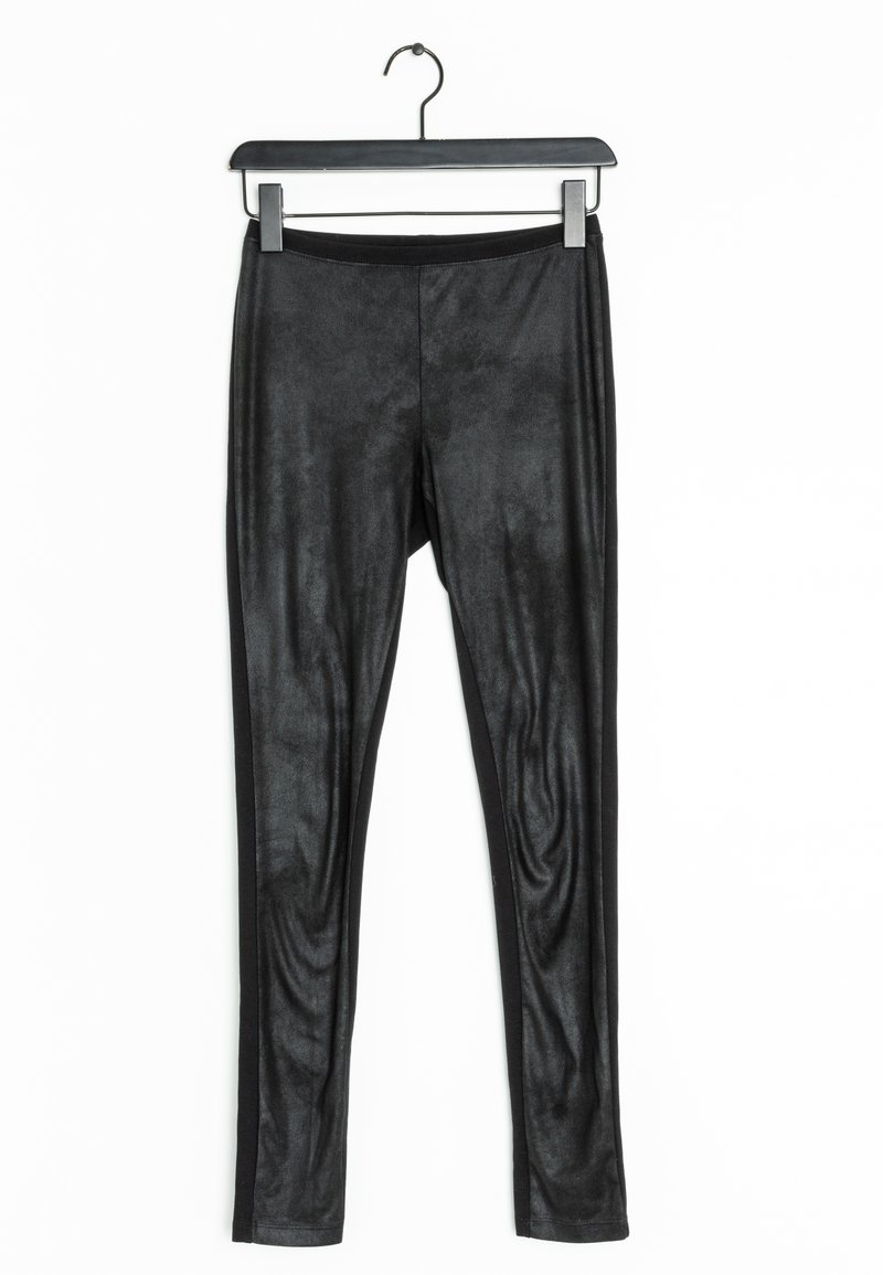 Zwarte leggings met een zachte, gestructureerde afwerking en een soepele tailleband, hangend aan een zwarte hanger tegen een witte achtergrond.