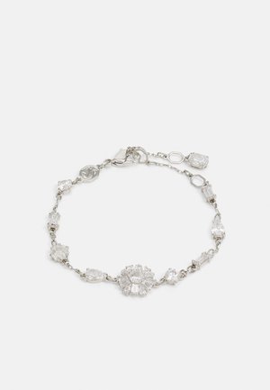 Bracelet argenté avec une disposition de strass transparents de différentes formes, y compris ronds et ovales, avec un fermoir en queue de lobster et une chaîne ajustable.