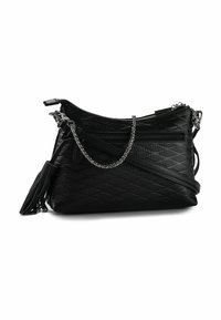 Bolso de cuero negro tipo bandolera con una superficie texturizada, correa de cadena de plata y compartimentos con cremallera. Incluye un detalle de borla.