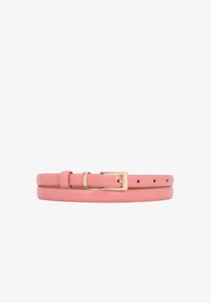 Cinturón de cuero rosa con hebilla de metal dorado. Cuenta con dos filas de agujeros para ajuste y un acabado liso y elegante.