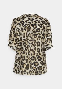 Blusa con stampa leopardata e maniche corte arrotolate, realizzata in tessuto leggero. Presenta un colletto con bottoni e una piega sul retro.