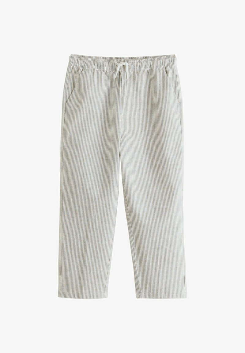 Világosszürke és fehér függőleges csíkos nadrág gumis derékkal és húzózsinórral, egyenes szabású, elöl zsebekkel.