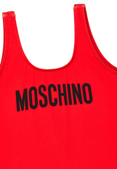 Top senza maniche rosso con il logo "MOSCHINO" in nero. Realizzato in materiale liscio con scollatura rotonda e spalline larghe.