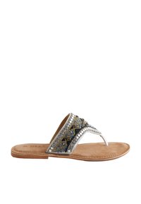 Sandale à enfiler ornée de perles avec des accents argentés, une semelle plate couleur beige et une semelle intérieure texturée. La partie supérieure présente un motif géométrique bleu et or.