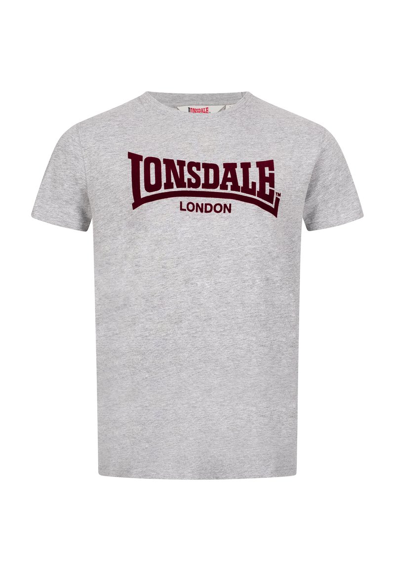Pelēka kokvilnas T-kreklu ar īsām piedurknēm, uz kura krūšu daļas ir izceltas burgundijas krāsas rakstīts "LONSDALE LONDON" logo treknajā stilā.