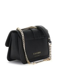 Borsa a spalla in pelle nera con texture, dotata di tracolla in catena dorata e logo "CAFèNOIR JEANS" sulla pattina anteriore.