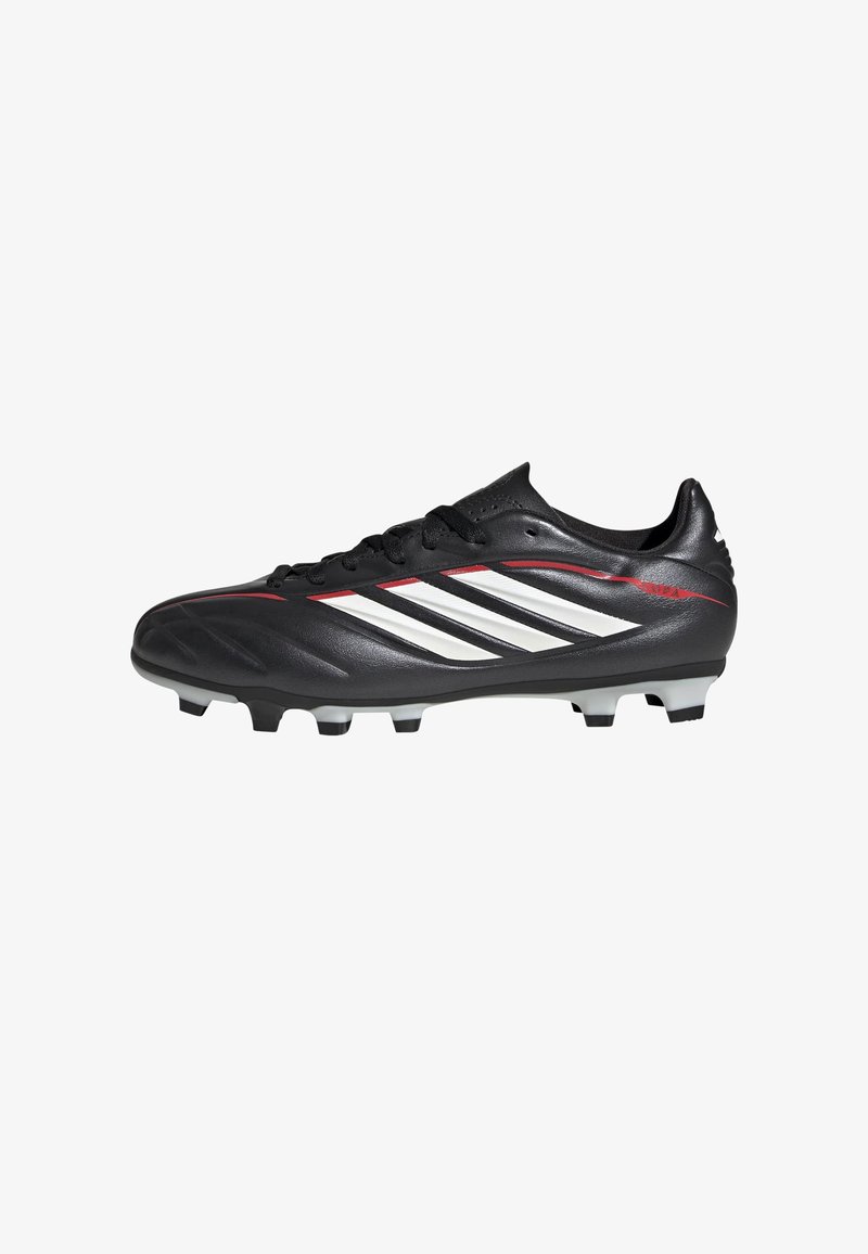 Crampon de football noir avec des rayures blanches, des accents rouges et des crampons moulés sur la semelle, présenté en profil latéral.