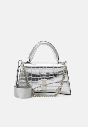 Bolso de mano plateado brillante con estampado de cocodrilo, asa superior, cierre rectangular, correa de cadena desmontable y correa adicional ancha de tela para el hombro.