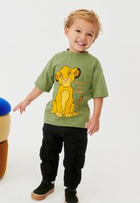 Next SIMBA LION KING SHORT SLEEVE - REGULAR FIT - Printtipaita - green