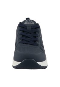 Baskets de sport bleu marine avec une tige texturée, fermeture à lacets et semelle blanche. Présente un logo sur la languette et des détails perforés.