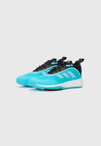Scarpe da ginnastica azzurro chiaro con accenti neri, dotate di tomaia in rete, lacci piatti e suola testurizzata per meglio grip. Dettaglio a striscia bianca.