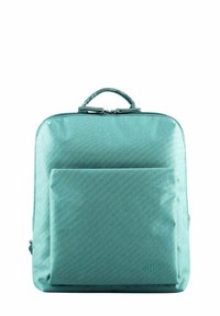 Mochila turquesa con una tela suave y texturizada. Cuenta con un compartimento principal y un bolsillo frontal, ambos con cierres de cremallera.