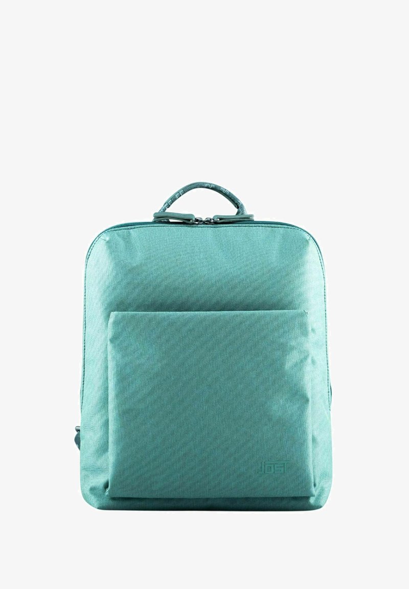 Sac à dos turquoise en tissu lisse et texturé. Dispose d'un compartiment principal et d'une poche avant, tous deux avec des fermetures éclair.