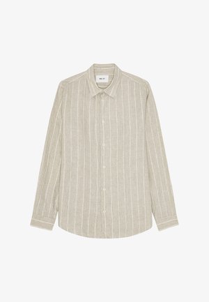 Beige overhemd met lange mouwen en witte verticale strepen, voorzijde met knopen, puntige kraag en manchetten, plat neergelegd op een witte achtergrond.