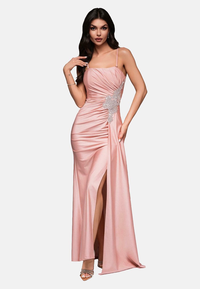 Abito da sera in satin rosa con corsetto aderente, design arricciato e spacco fino alla coscia, con dettagli decorativi su un lato. Spalline sottili.
