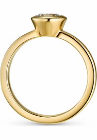 Guldring med en slät band och en upphöjd, facetterad klar sten i mitten. Minimalistisk design, polerad yta som glänser starkt.