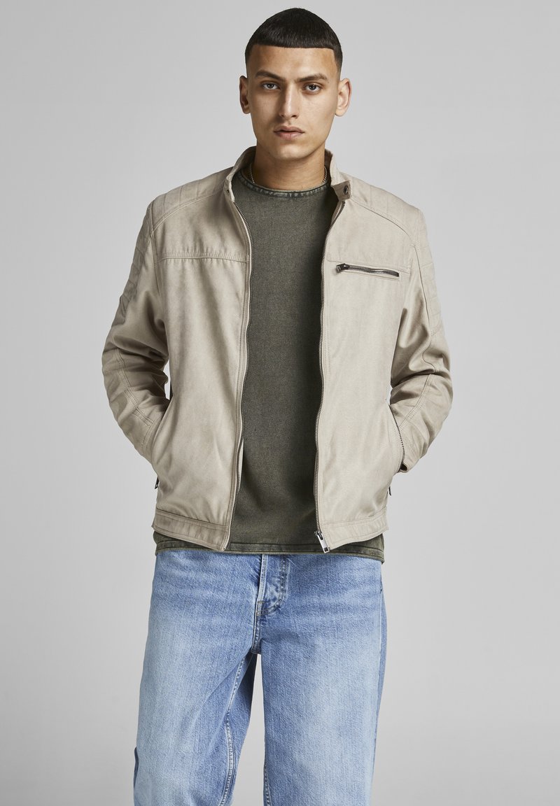 Jack & Jones - JJEROCKY JACKET - Dirbtinės odos striukė - beige, Padidinti