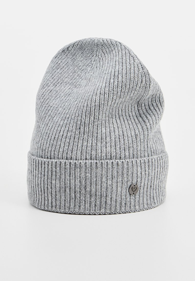 Szara dziana czapka beanie o prążkowanej fakturze i podwiniętym mankucie. Z boku znajduje się mały okrągły logo.