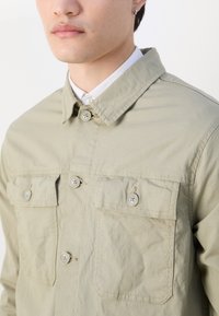 Lindbergh OVERSHIRT - Lengva striukė - olive