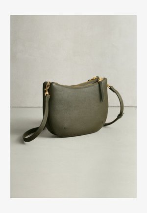 Kožená kabelka cez rameno v olivovo zelenej farbe s guľatým tvarom, textúrovaným povrchom, zlatými zipsami a odnímateľným remienkom.