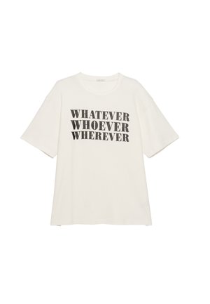 T-shirt en coton blanc avec une coupe ample, des manches courtes et un texte noir indiquant "QUEL QUE SOIT QUELQU'UN QUELQUE PART" en lettres majuscules et en gras.
