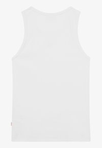 Απλό λευκό αμάνικο τοπ με στρογγυλή λαιμόκοψη, εμφανιζόμενο από πίσω, κατασκευασμένο από λείο ύφασμα.