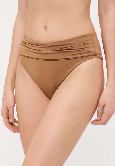 Barna, magas derekú bikini alsó, amelynél a deréknál ráncolt textúra található, sima felülettel és felfelé ívelő lábnyílásokkal.