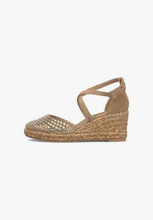 Sandale espadrille compensée beige avec bride à la cheville, bout orné de strass, et semelle en jute tressé.