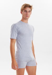 Grå bomulds T-shirt med korte ærmer, rund halsudskæring og en glat tekstur, parret med matchende grå boxershorts.