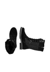 Bottes d'hiver noires en daim et matériaux synthétiques, avec doublure en fausse fourrure, œillets métalliques et semelle robuste.