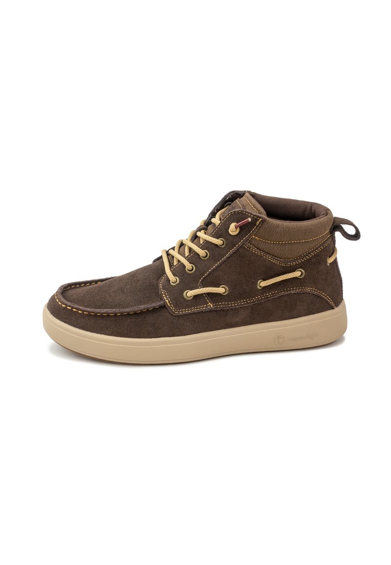 Botas de tobillo de ante marrón con cordones beige, costuras en contraste y suela de goma. Cuenta con un collar acolchado y una lengüeta trasera para facilitar el uso.