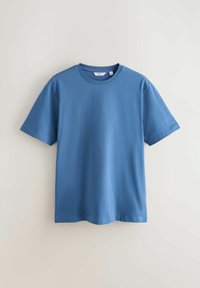 Blaues T-Shirt mit kurzen Ärmeln aus glattem Baumwollstoff und Rundhalsausschnitt. Der Stoff wirkt weich und leicht, ohne sichtbare Muster.