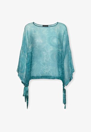 Jasnoniebieska przezroczysta bluzka z szerokimi rękawami i sznurkami do wiązania na dole, zdobiona subtelnymi wzorami kwiatowymi i paisley.