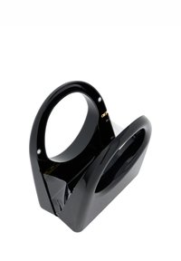 Sort plastik opbevaringskurv med to runde håndtag, der har en blank finish og en geometrisk form. Bemærkelsesværdige guld hardware-detaljer.