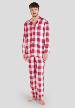 Conjunto de pijama para hombres de cuadros rojos y blancos, hecho de suave algodón, que incluye una camisa abotonada con dos bolsillos y pantalones a juego.