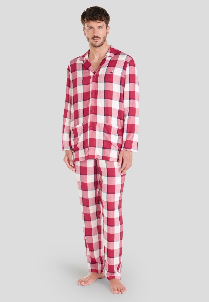 Conjunto de pijama para hombres de cuadros rojos y blancos, hecho de suave algodón, que incluye una camisa abotonada con dos bolsillos y pantalones a juego.