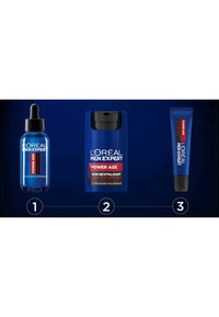 Ensemble de trois produits de soin L’Oréal Men Expert : un flacon compte-gouttes bleu, un flacon pompe bleu et un tube bleu, tous étiquetés "Power Age".