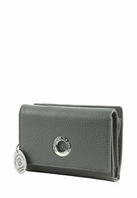 Portefeuille en cuir gris avec une finition texturée, un accent en métal argenté et un détail de logo circulaire. Design compact, avec plusieurs compartiments visibles.