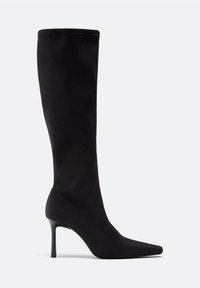 Stivali neri al ginocchio con tacco a stiletto, realizzati in un materiale liscio e elasticizzato. Presentano una punta affusolata e un design elegante e aderente.