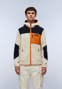 Giacca in fleece con corpo crema e maniche blu navy, dotata di zip arancione, tasca sul petto e etichetta del brand nera. Design con cappuccio.