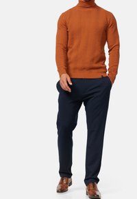 INDICODE JEANS Stickad tröja - cognac