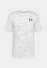 Camiseta de manga corta y cuello redondo en gris claro con un patrón de camuflaje. Presenta un logo negro de Under Armour en el pecho. Tejido suave.