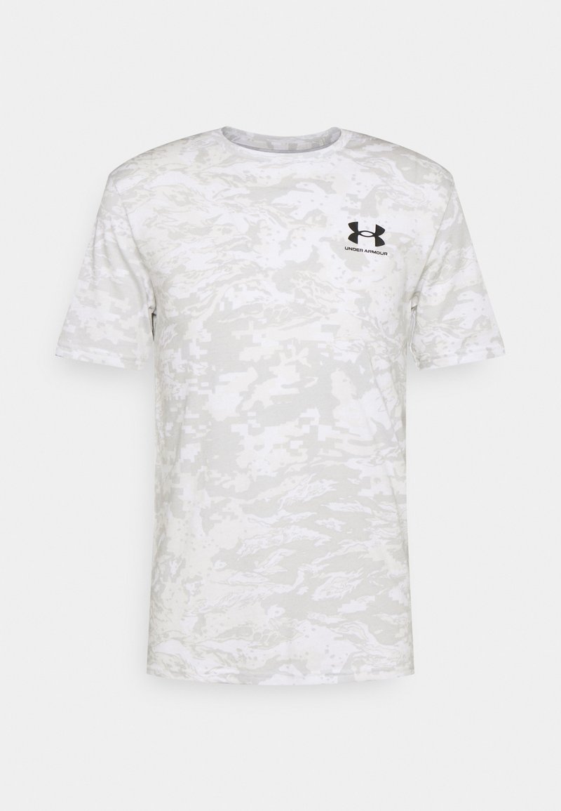 Camiseta de manga corta y cuello redondo en gris claro con un patrón de camuflaje. Presenta un logo negro de Under Armour en el pecho. Tejido suave.