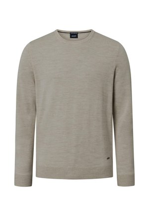 Beige trui met lange mouwen en een ronde hals, met geribbelde boorden en zoom, gemaakt van fijne gebreide stof, voorzien van een klein metalen merklabel vlak bij de zoom.