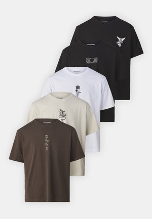 Cinco camisetas expuestas, con colores negro, blanco, beige, marrón y gris. Cada una tiene diseños gráficos únicos en el frente.