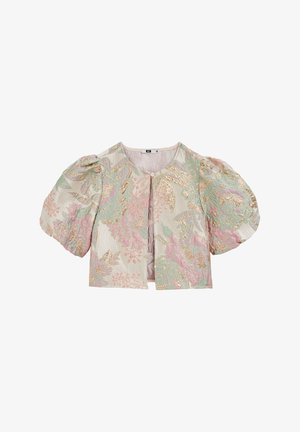 Veste courte à manches courtes bouffantes ; motif floral rose et vert sur fond clair ; dotée d'accents dorés et d'une fermeture à bouton.